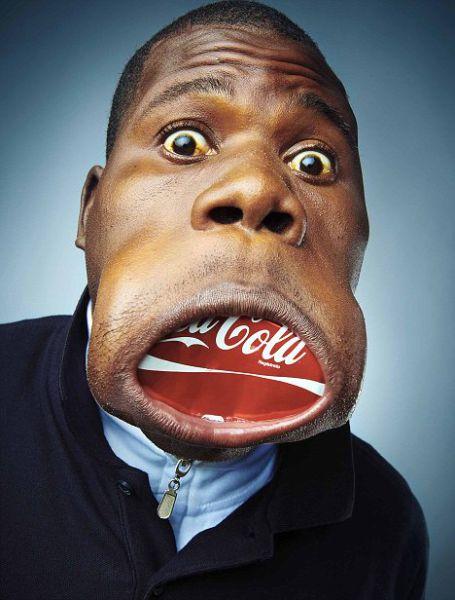 Человек с самым большим ртом в мире заглатывает банку Coca-Cola!