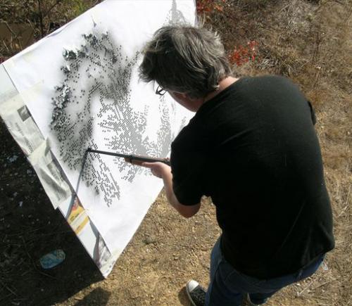 Художник-стрелок рисует картины из винтовки