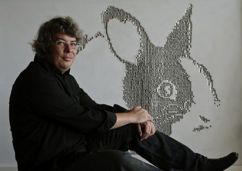 Художник-стрелок рисует картины из винтовки