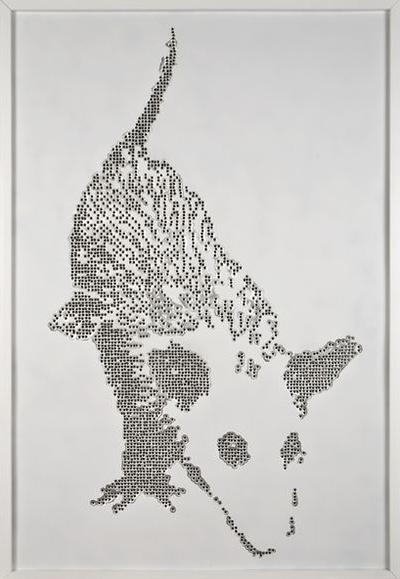 Художник-стрелок рисует картины из винтовки