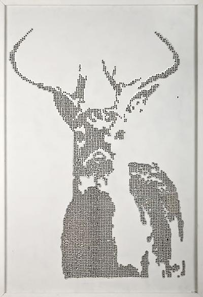 Художник-стрелок рисует картины из винтовки