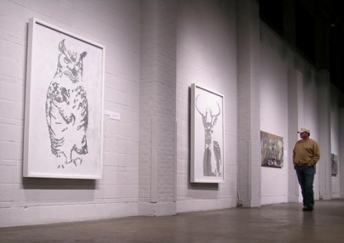 Художник-стрелок рисует картины из винтовки