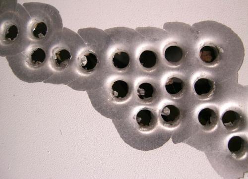 Художник-стрелок рисует картины из винтовки