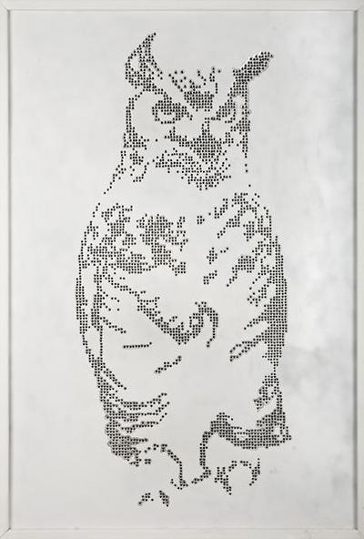 Художник-стрелок рисует картины из винтовки