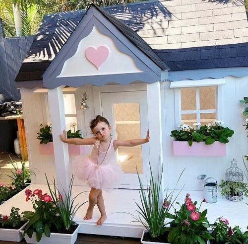 3-летняя девочка хвастается игровым домиком стоимостью