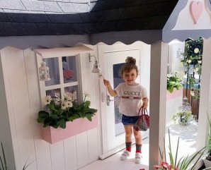 3-летняя девочка хвастается игровым домиком стоимостью