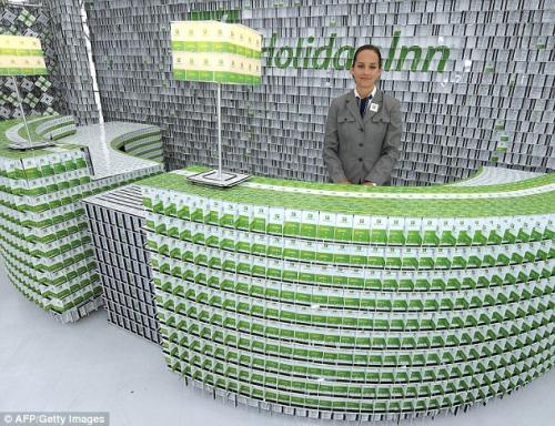 В Америке построили отель из пластиковых карт