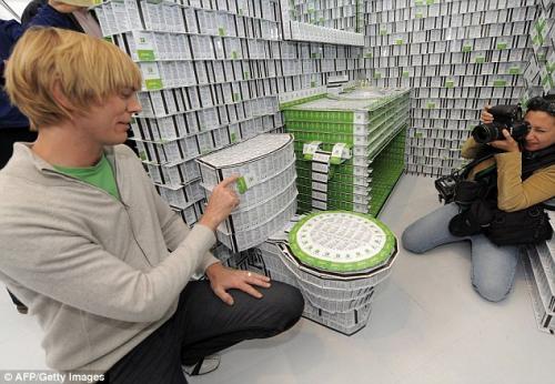 В Америке построили отель из пластиковых карт