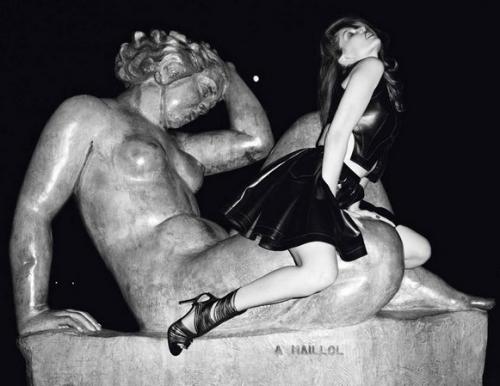 Летиция Каста снялась в вызывающей фотосессии