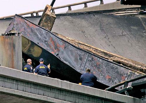 В США рухнул крупнейший автомобильный мост