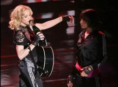 Выпив шампанского, Мадонна целовалась взасос прямо на сцене