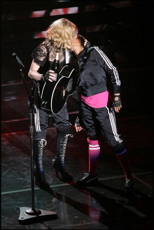 Выпив шампанского, Мадонна целовалась взасос прямо на сцене