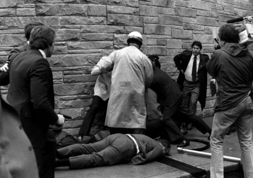 Самые известные случаи нападения фанатов на звезд