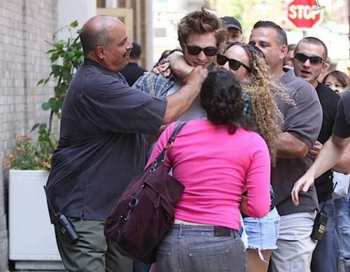 Самые известные случаи нападения фанатов на звезд