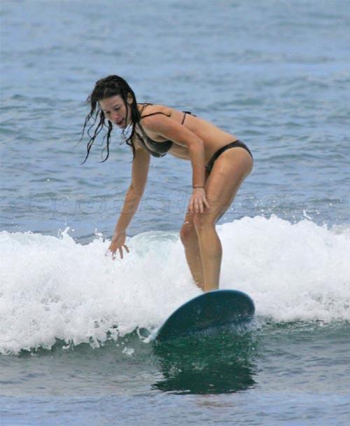 Звезда сериала "Остаться в живых" едва не осталась без купальника