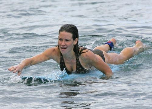 Звезда сериала "Остаться в живых" едва не осталась без купальника