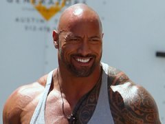 Дуэйн Джонсон показал свои мускулы