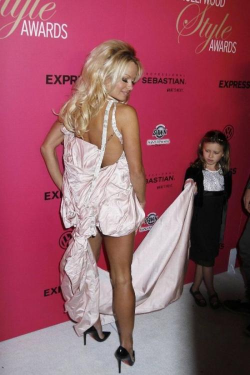 Памела Андерсон совратила младенца