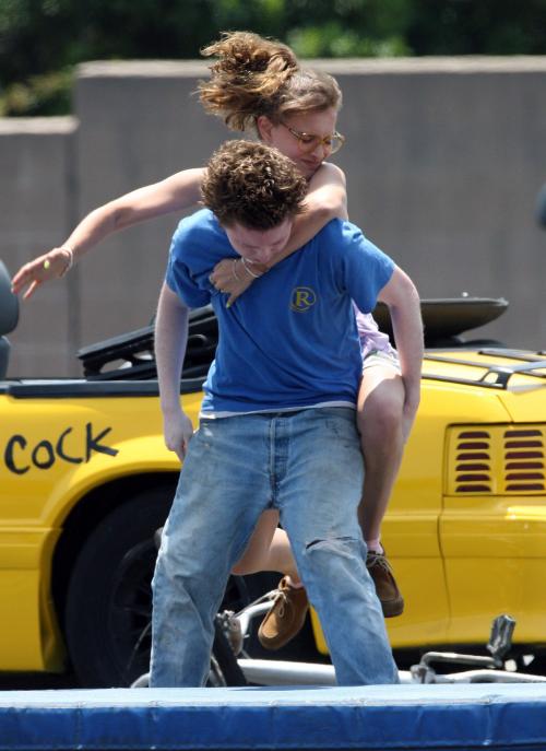 Натали Портман показала зевакам розовые трусы