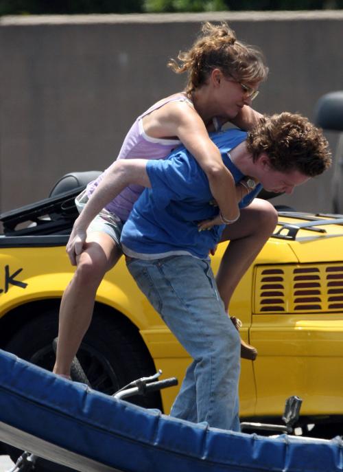 Натали Портман показала зевакам розовые трусы