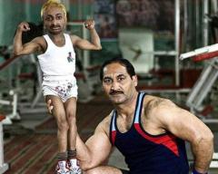 Мини-бодибилдер поднимает треть своего веса