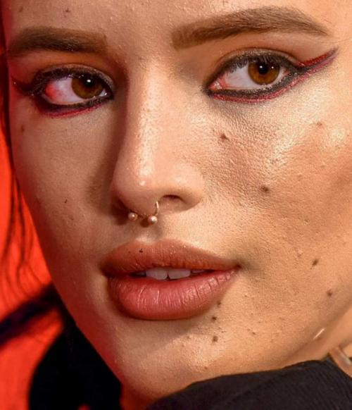 Звезды крупным планом: как знаменитости выглядят на самом деле