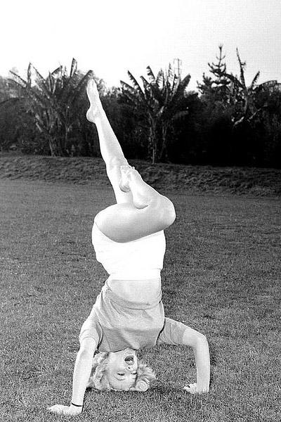 Редкие снимки знаменитостей прошлого и настоящего. Часть 17