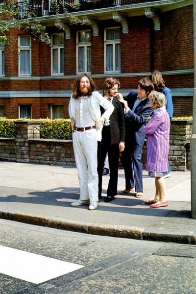 Кадры с фотосессии The Beatles для обложки к альбому Abbey Road