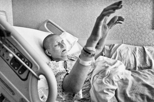 Любящий муж  запечатлел постепенное угасание жизни супруги