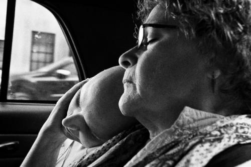 Любящий муж  запечатлел постепенное угасание жизни супруги