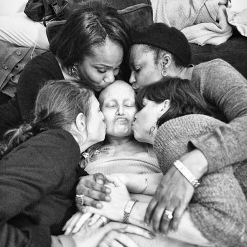 Любящий муж  запечатлел постепенное угасание жизни супруги