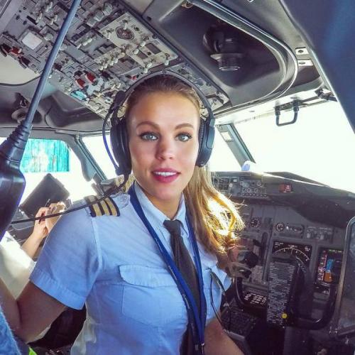 Девушка-пилот путешествует по миру и демонстрирует позы из йоги