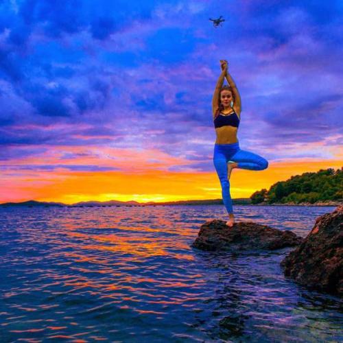 Девушка-пилот путешествует по миру и демонстрирует позы из йоги