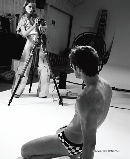 Миша Бартон изобразила папарацци