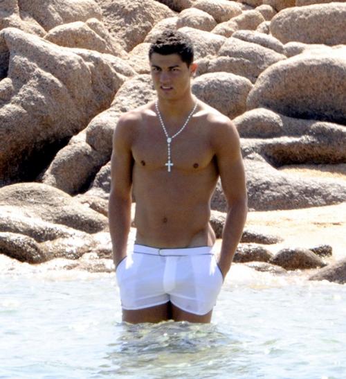 Секс-символы выбрались на пляж