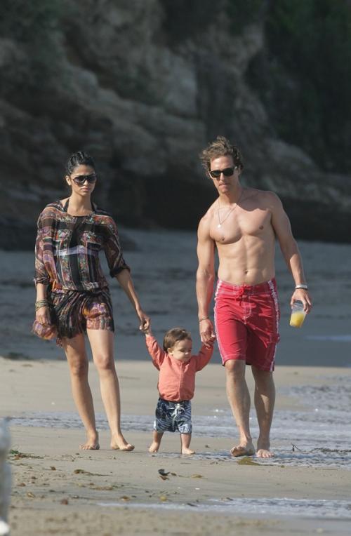 Секс-символы выбрались на пляж