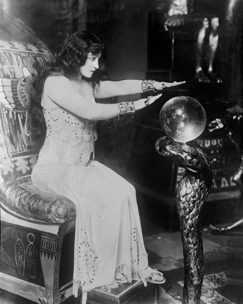 До мурашек: пугающие фото со спиритических сеансов прошлого