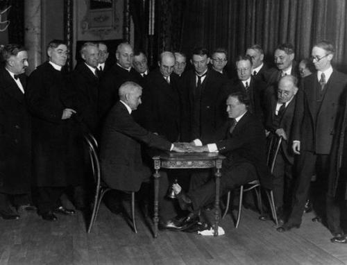 До мурашек: пугающие фото со спиритических сеансов прошлого