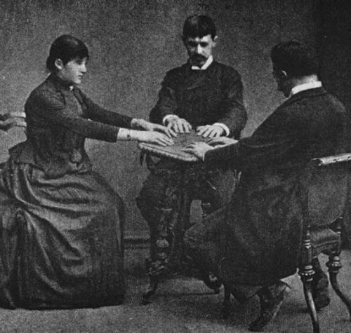 До мурашек: пугающие фото со спиритических сеансов прошлого