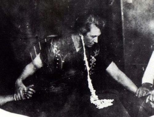 До мурашек: пугающие фото со спиритических сеансов прошлого