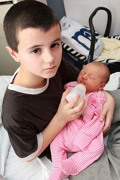 Он хотел быть первым, кто возьмет Мейзи на руки после рождения…И сейчас он нежно целует ребенка и дает ей бутылку…