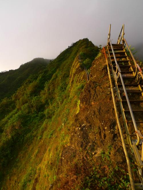 Лестница Хайку на Гавайях ведет в небо