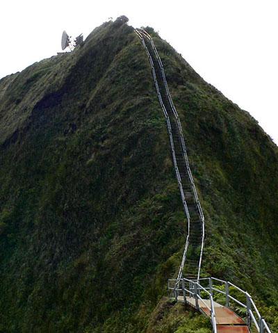Лестница Хайку на Гавайях ведет в небо