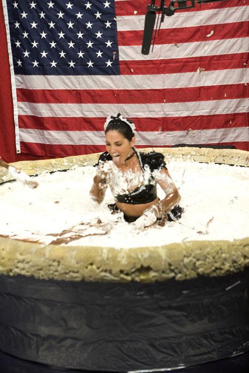 Оливия Мунн искупалась в шоколадном пудинге в нижнем белье