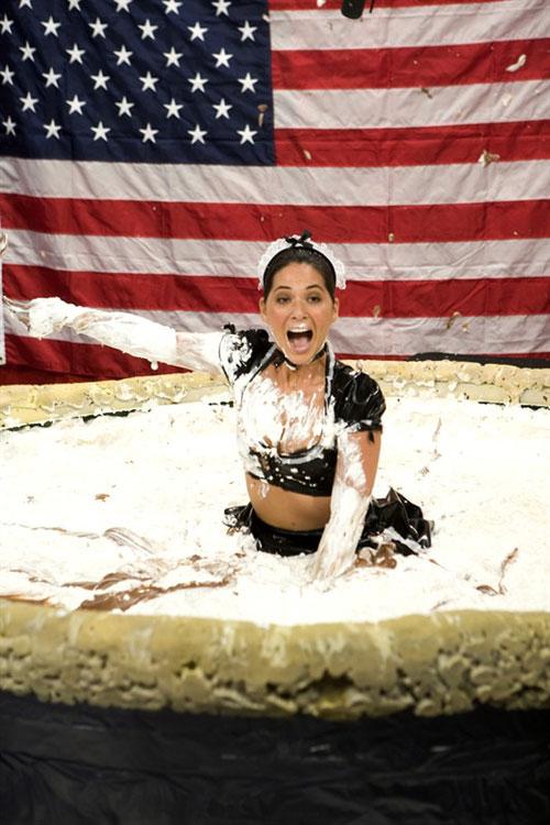 Оливия Мунн искупалась в шоколадном пудинге в нижнем белье