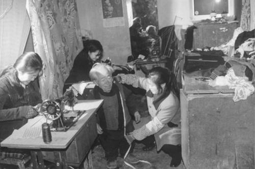 Ходят слухи среди местных, что загадочная болезнь постигла деревушку более 60 лет назад. Маленькие дети в возрасте 5-7 лет – это самая часто страдающая категория населения: болезнь заставляет их просто переставать расти.