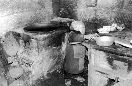 Эксперты говорят, что замедление или остановка роста, как правило, случается у 1 из 20 000 человек, поэтому происходящее в китайской деревне и кажется чем-то таинственным. Особенно учитывая тот факт, что, как показывают исторические наблюдение карликов, несколько сотен из них проживали в районе Сычуань в «одной точке».