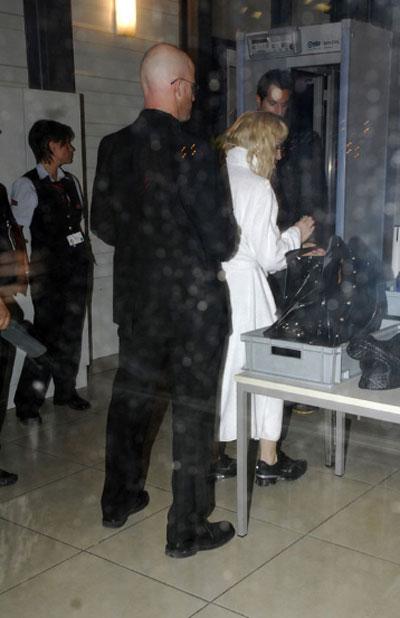 Мадонна гуляла в халате в берлинском аэропорту