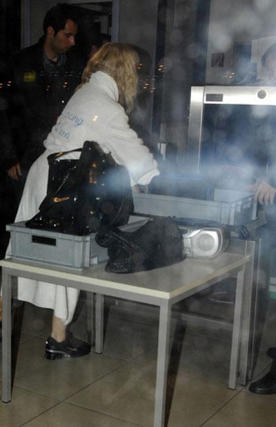 Мадонна гуляла в халате в берлинском аэропорту
