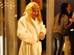 Мадонна гуляла в халате в берлинском аэропорту